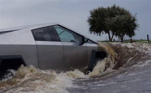 特斯拉cybertruck暴力实测:水中行驶验证超强涉水能力