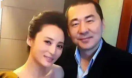 网传陈建斌抛弃旧爱娶的妻子,她的感情经历十分波折_蒋勤勤_生活_演艺
