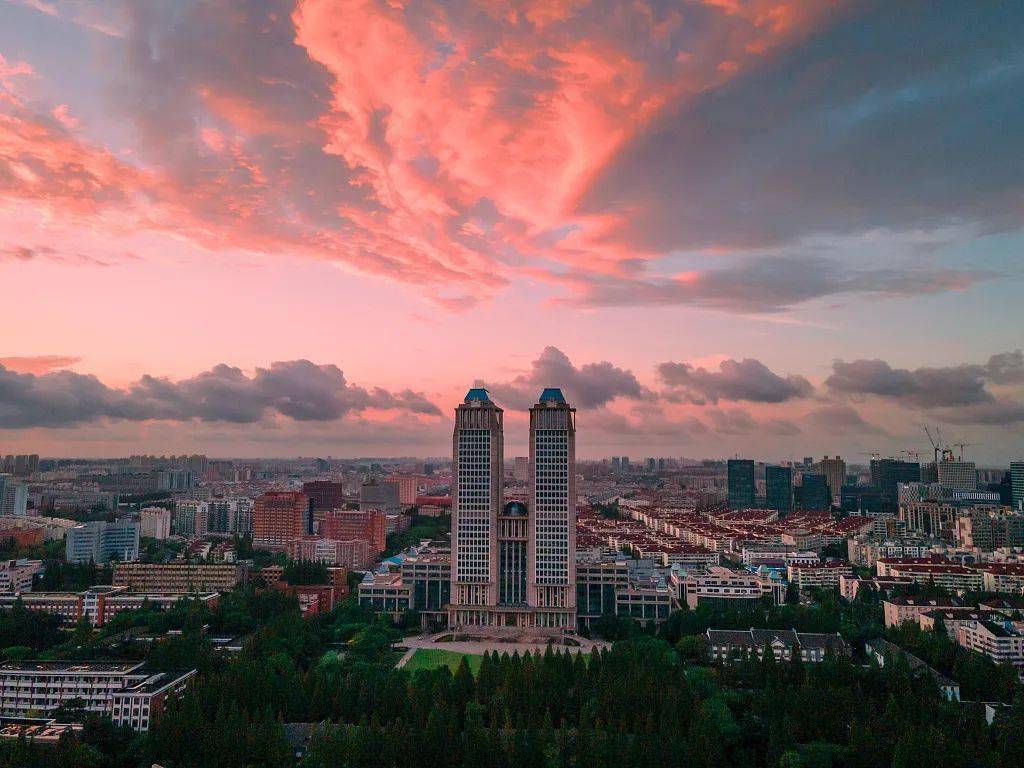 全国最魔幻的985大学,堪称霍格沃茨中国分校!_马相伯_光华_发展