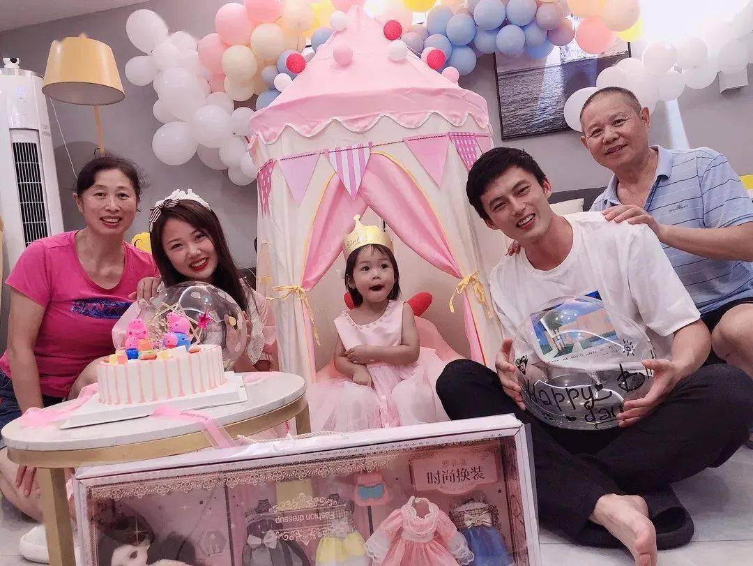 汪子奇梁爽汪子奇和梁爽这对夫妻,一个驻守在张家界帮助动车组除冰,一