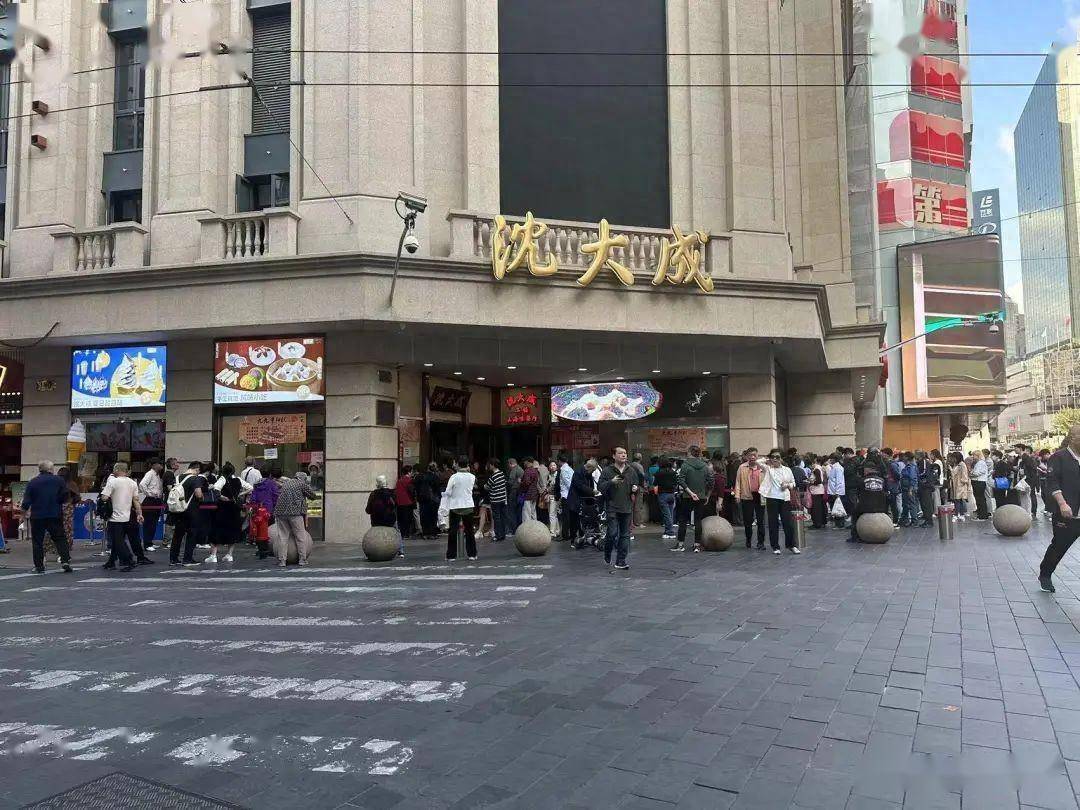 到新春元宵佳节前夕,南京东路总店就会出现食客们为了一碗汤圆大排长