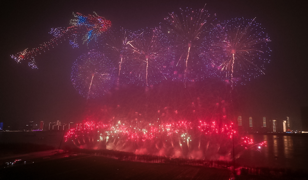刘俊才/摄大龙湾烟花,无人机"双龙齐发",滨江公园和十里江湾人民公园