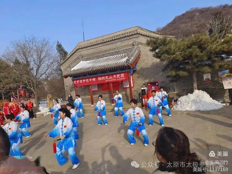 灵动的步伐和优雅的剑法相得益彰,令人陶醉.剑舞翩翩,如诗如画.
