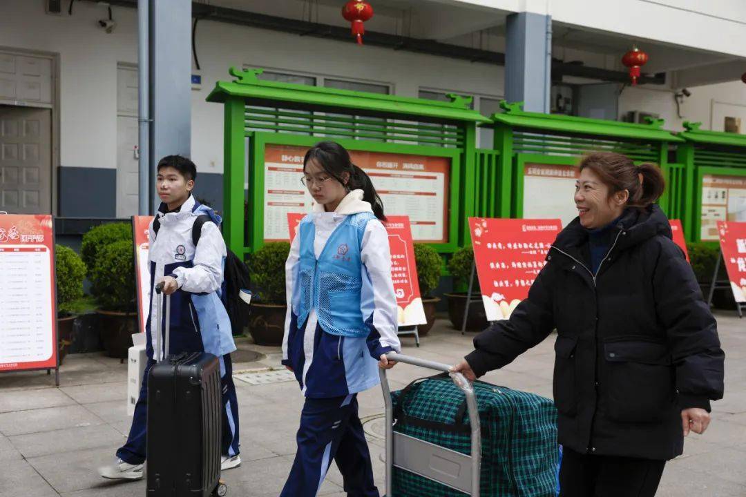 志愿服务暖人心,开学护航启新程——温二职专开展春季开学返校志愿