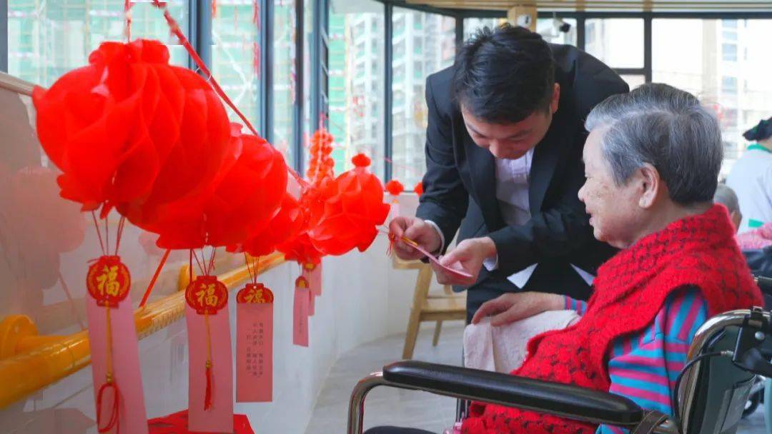 在旁边的灯谜区,一排排红灯笼下串着灯谜卡,猜一个动物,打一个字