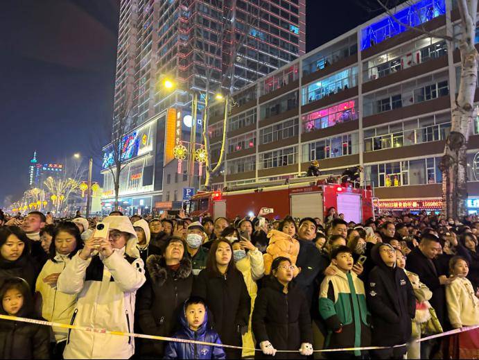 今夜,吕梁市区的天空被这场烟花"秀"亮_东川_群众_人山人海