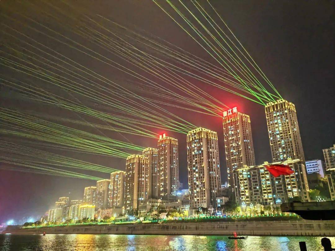 看,"两江四岸"光影里的涪陵元宵节,热闹!浪漫!震撼!还有美好祝愿!