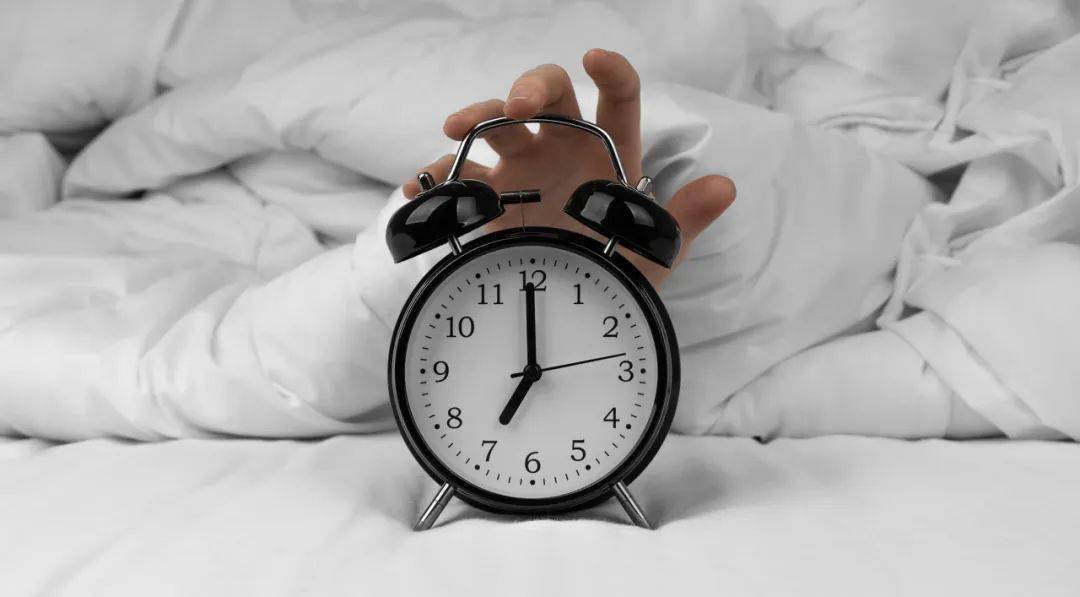 当我们进入睡眠进程时,我们并不是一闭眼就一觉睡到了大天亮,而是会在