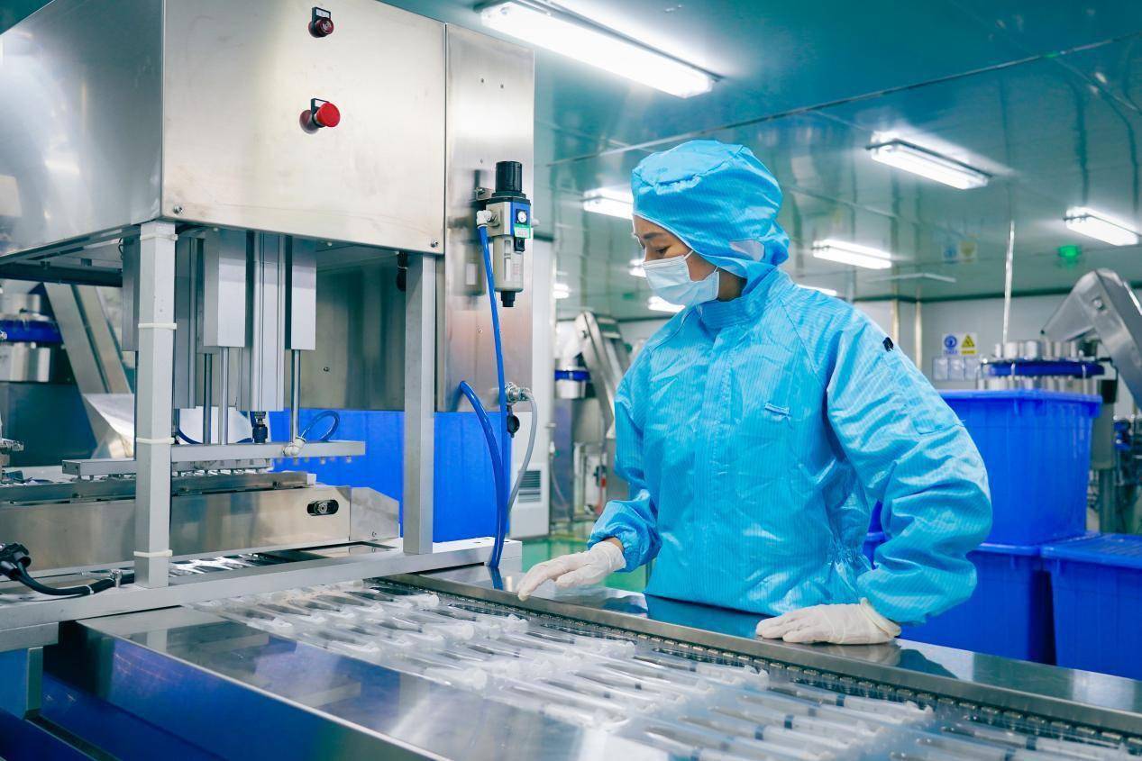 进入医药生产车间,延绵数十米的高端设备环环相扣,生产过程如行云流水