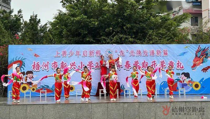 邓超妍 摄新兴小学"金号角"广播站的广播员们表演快板快板《文明礼仪