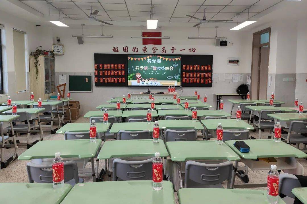 东浦中学·有爱的开学氛围实验中学开展"画迎新年"活动.