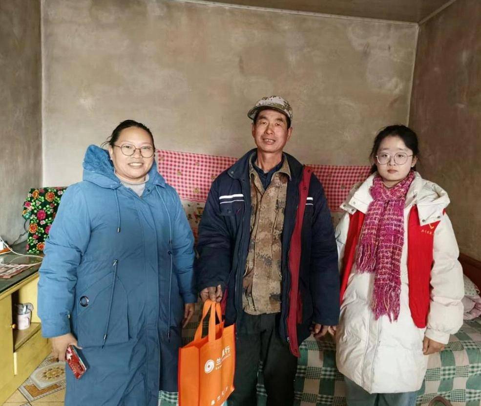 2月24日上午,志愿者们与兰州银行工作人员对结对帮扶对象4户7人,独居