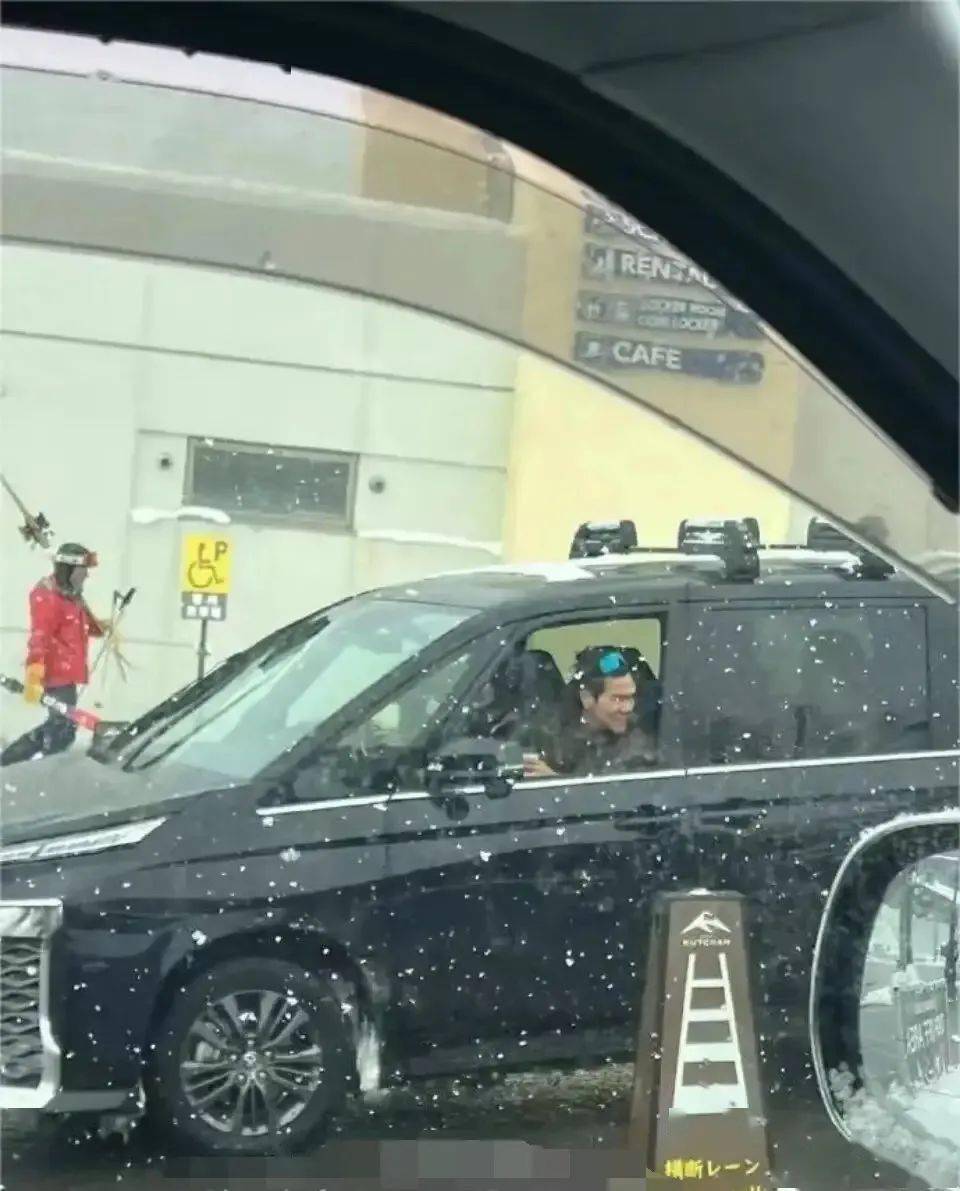 与白富美去国外度假被偶遇!_硬汉_网友_那会