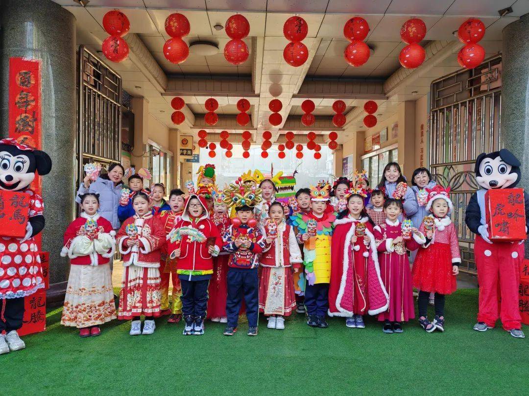 开封市静宜中学校领导迎接学生返校开封市火电中学全校师生以崭新的