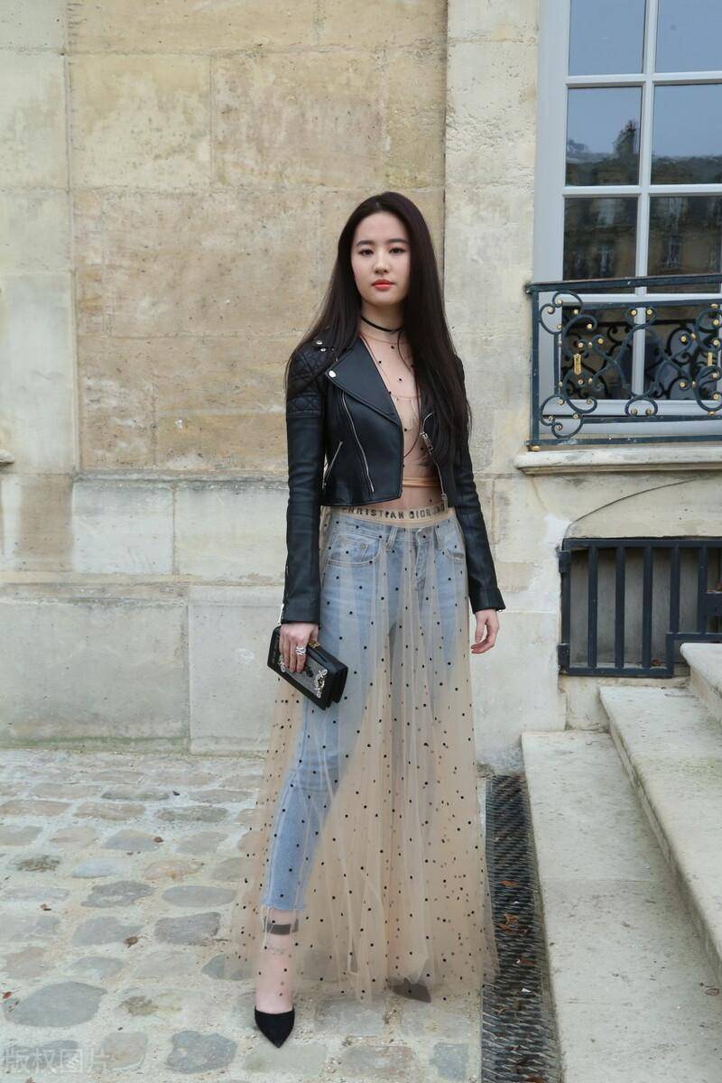 刘亦菲晒新年照,烫卷发,穿白裙,配长靴,果然是美而不自知!