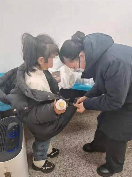 与此同时,元宵节清晨,特服员张雪芹已赶到医院,接替两人的工作,陪同