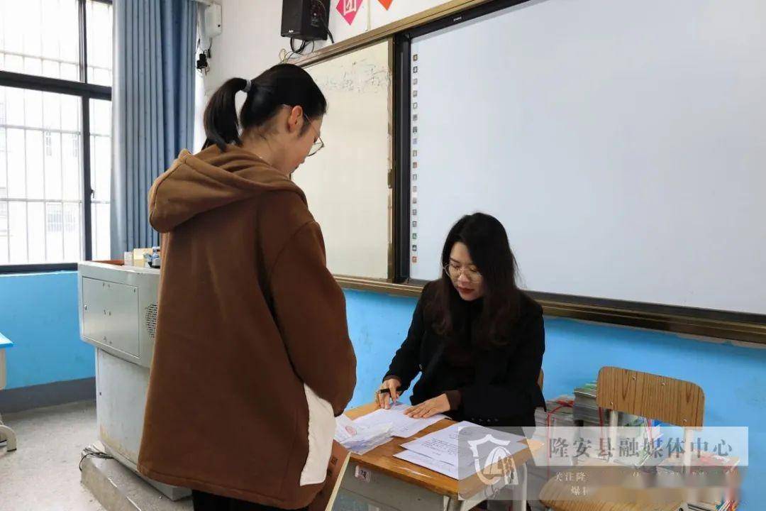 陈素珍摄在隆安三中,校园里人头攒动,学生们步履匆匆,仿佛已经提前