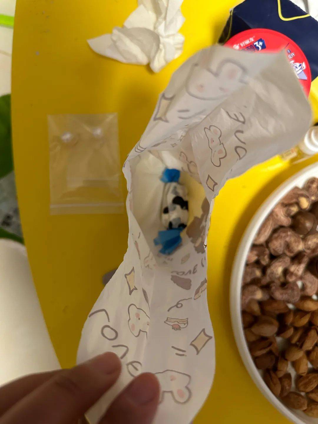 最后一块,怎么都不吃了,非要留给爸爸.