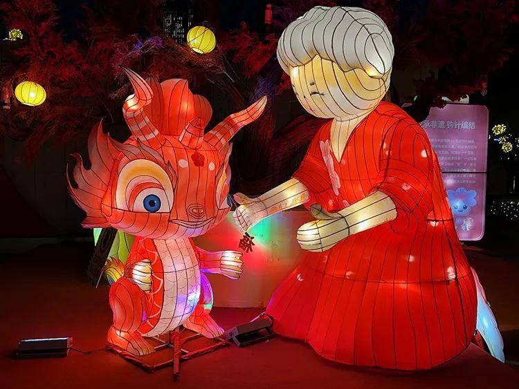 她是一名钩针编结艺术家,她正在教这名可爱的幼龙钩福字