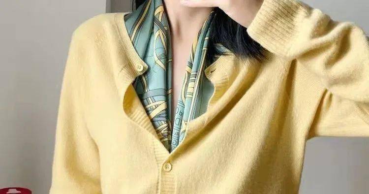 将方巾自然压在衬衫或外套的领口处,随意又不会分割脖颈线条,增加色彩
