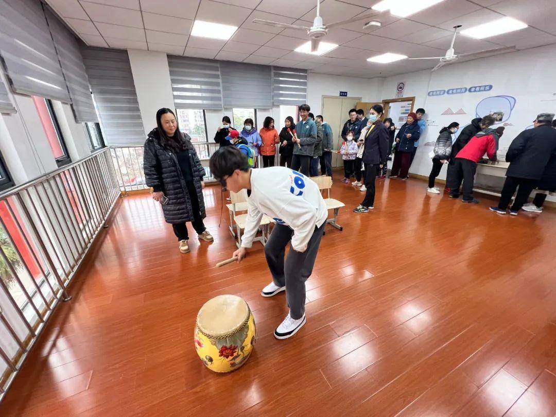 现场各个游戏他都积极参与,他表示,今天的活动非常有意思,自己来自