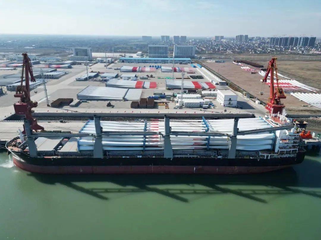 在通州湾吕四起步港区通用码头,车船如织,泊位爆满.