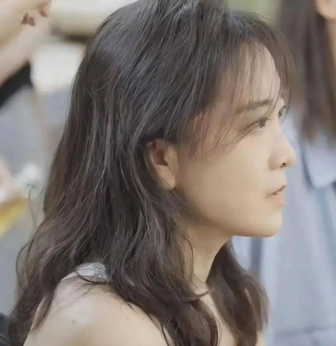 简直太美",有人直言"侧脸有点李一桐的气质,贾玲用事实证明了胖女孩都