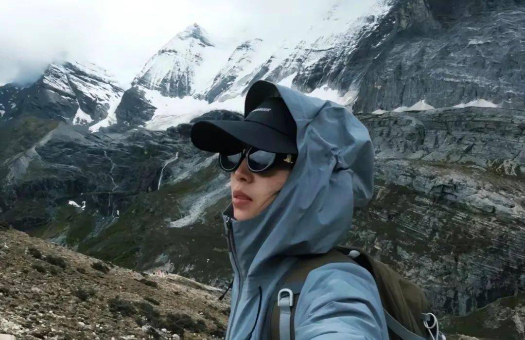 全网爆火的大理00后美女流浪诗人,她的人生谜团越扒越想哭…_女孩