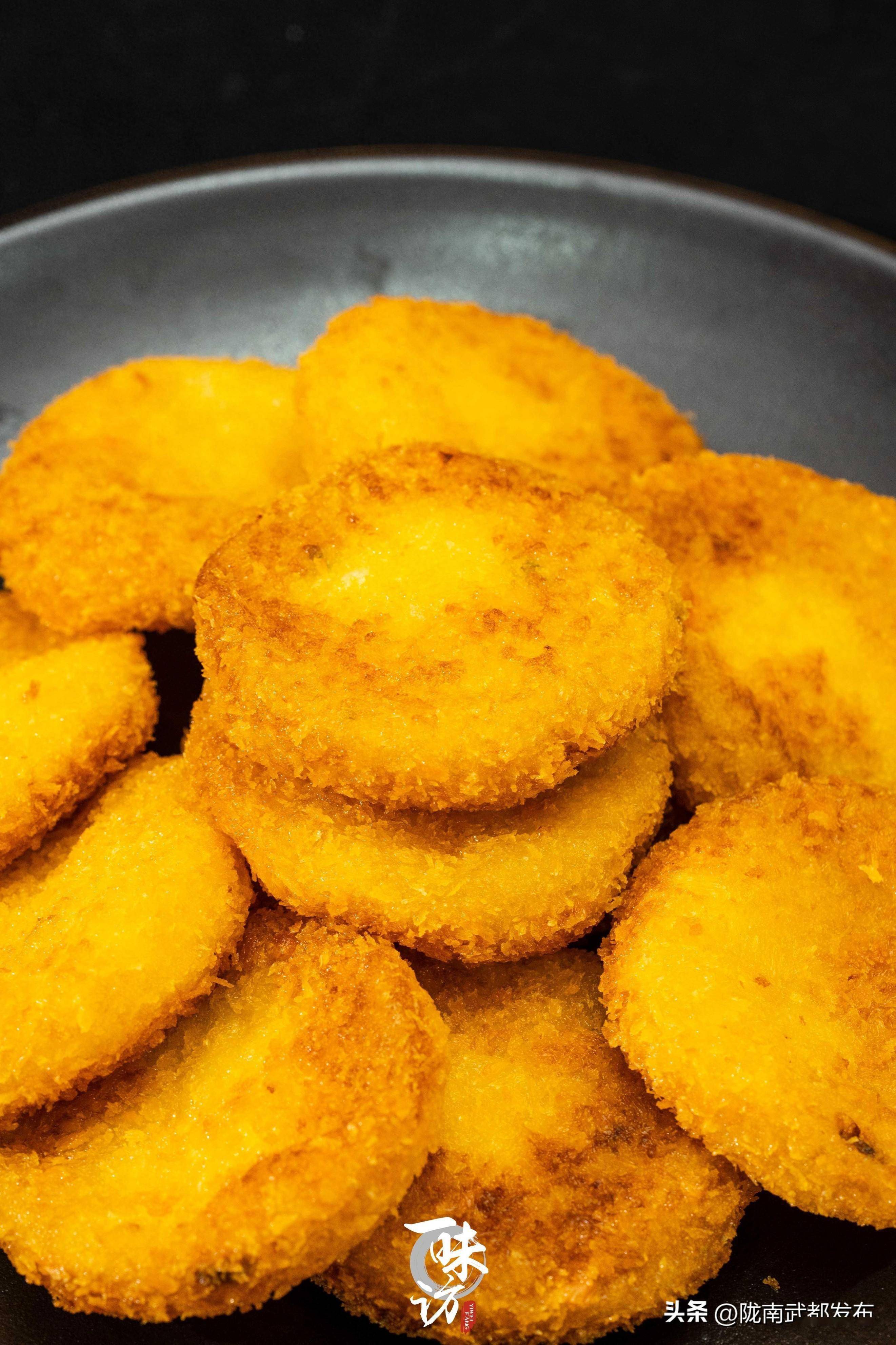 土豆饼的做法有两种做法,一种是在其他饼子中渗透土豆丝,比较密集那种