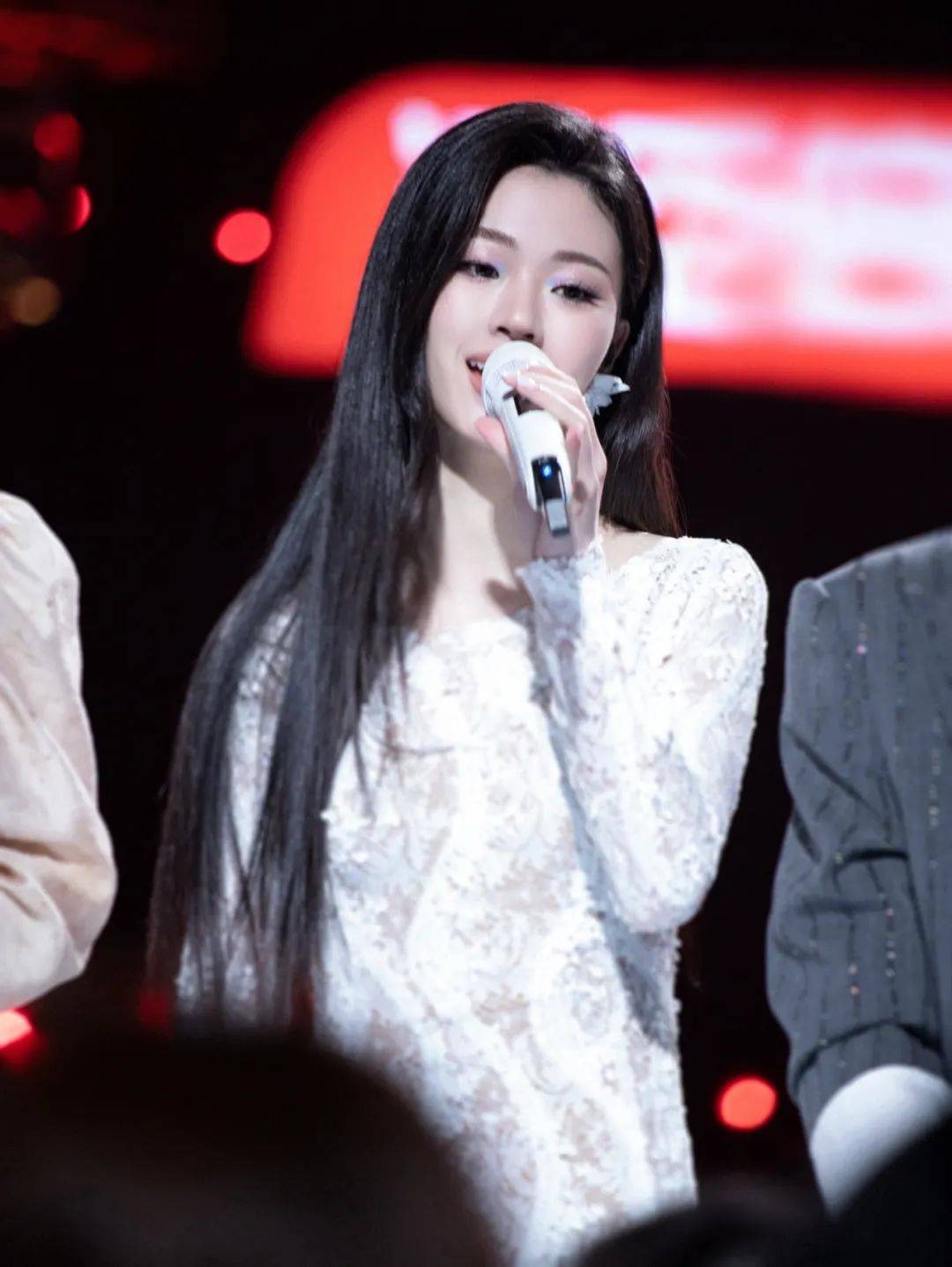 春晚的风好像格外照顾单依纯!_舞台_整体_面部