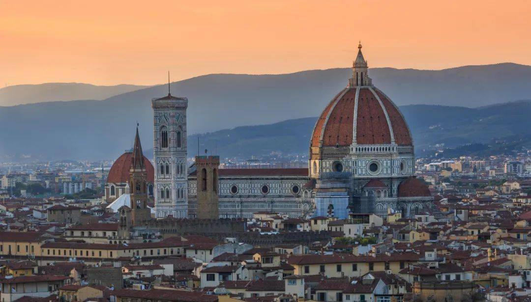 罗马是一座巨型的露天历史博物馆,当你走过古罗马废墟,古罗马斗兽场