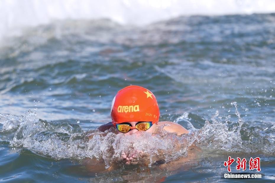 (十四冬)内蒙古呼伦贝尔:冬泳爱好者畅游伊敏河_中新社_崔楠_冰水