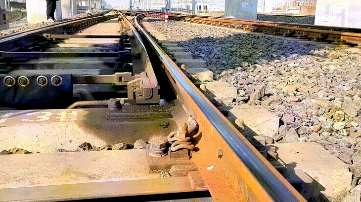 道岔动作处理轨道上的积雪"我们在检查时,必须打起十二分精神,不敢有