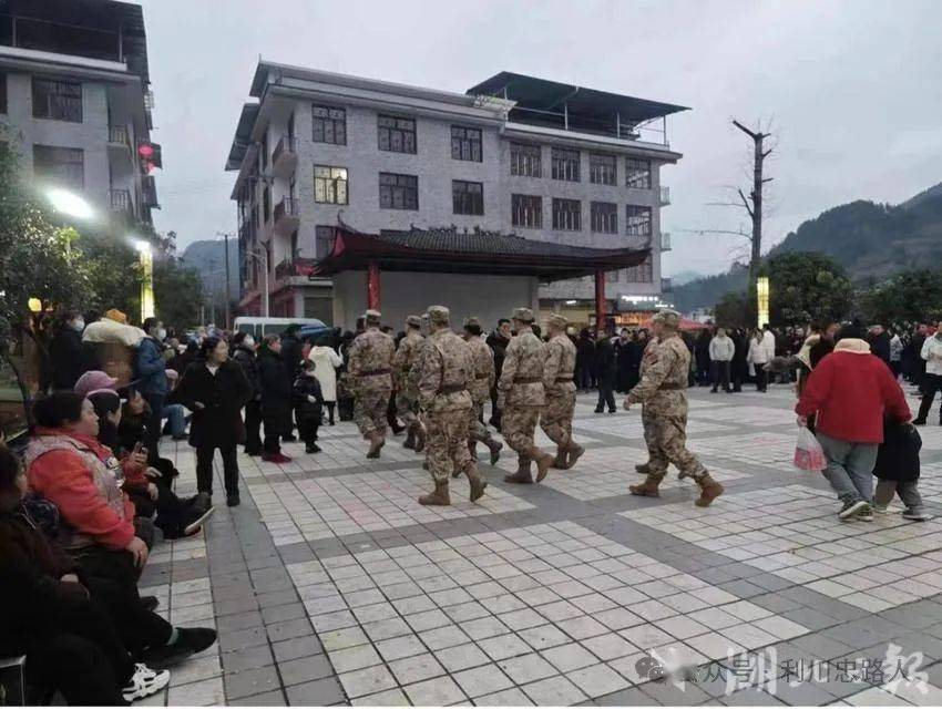 利川市忠路镇:安全背后的无名英雄 ——民兵协助维护现场秩序_烟花