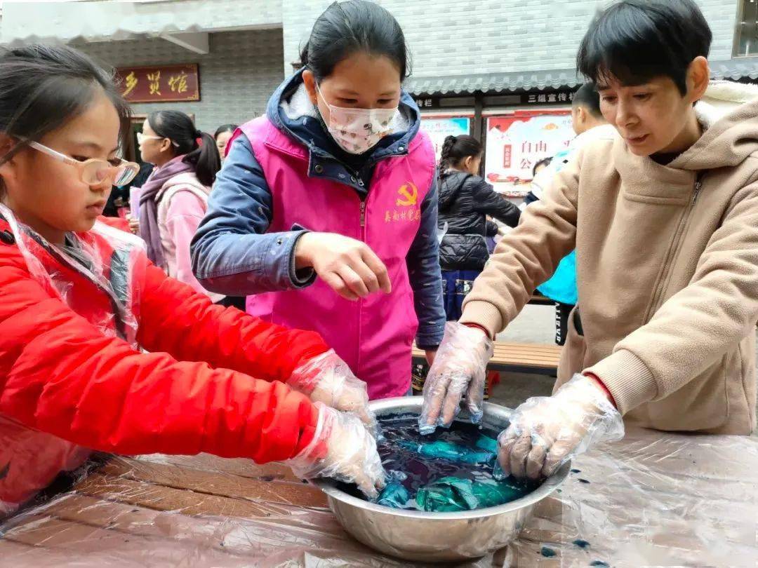 亲子家庭通过折叠,捆扎和夹扎等操作对帽子,小书包和小手绢进行扎染