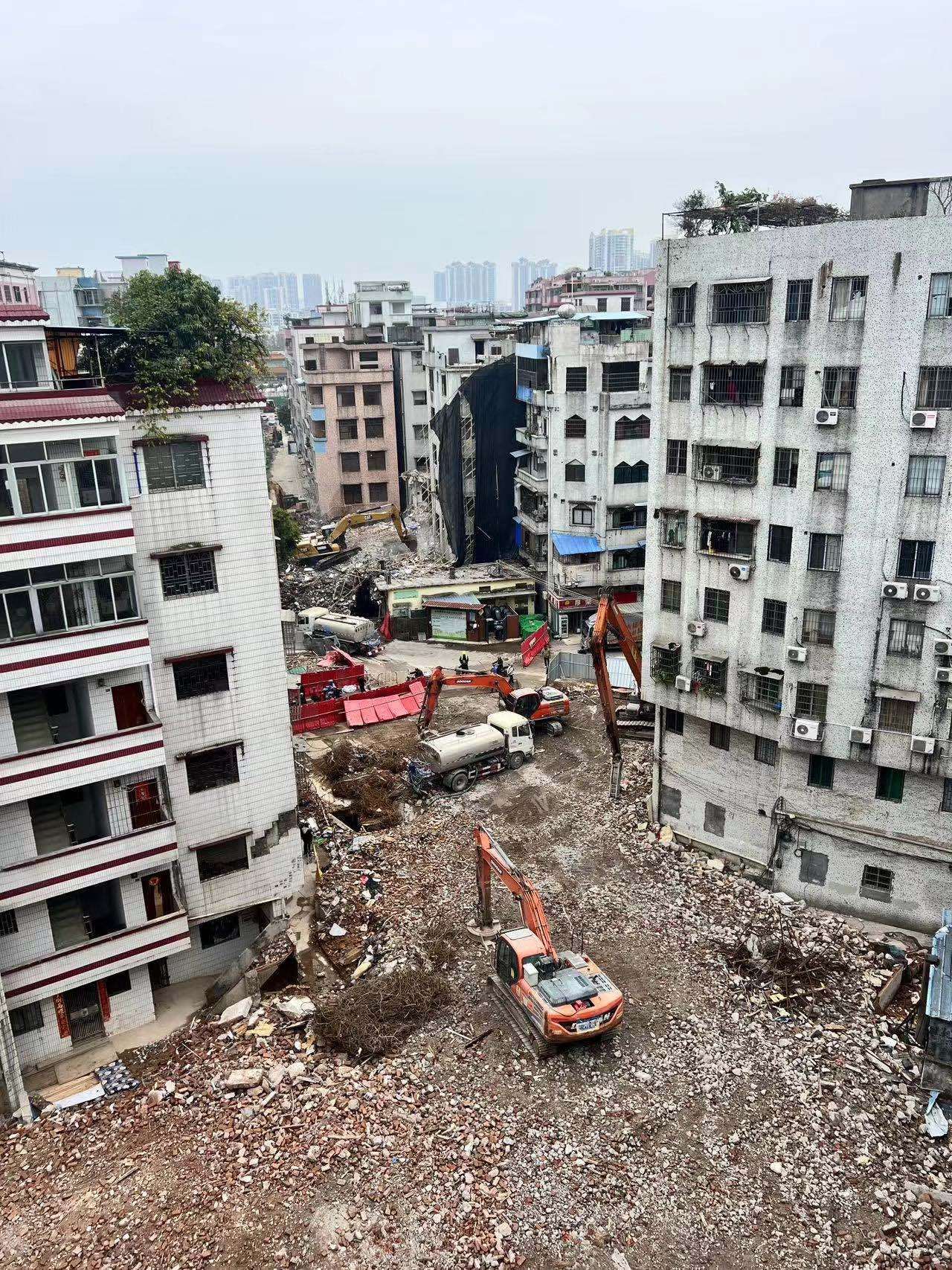 发出震耳欲聋的轰鸣声……在湾区新岸(罗冲围)松溪片区项目拆迁现场