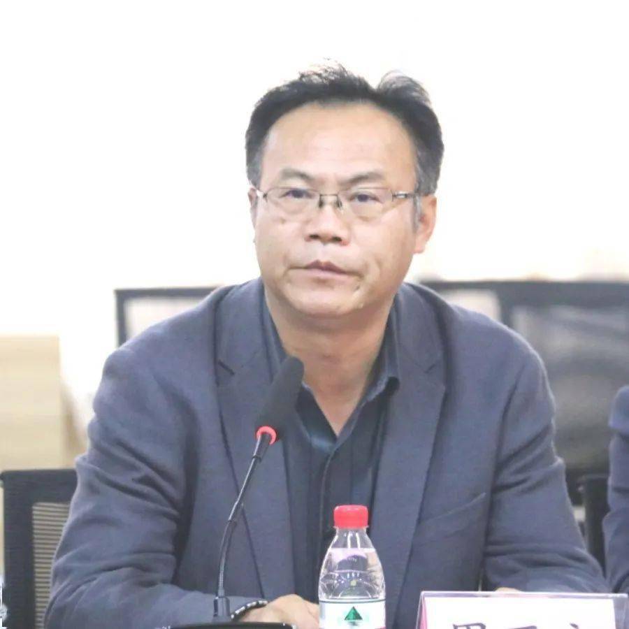 周开文副校长就八年级工作总结发言,向家长们讲解了学校本学期做出的