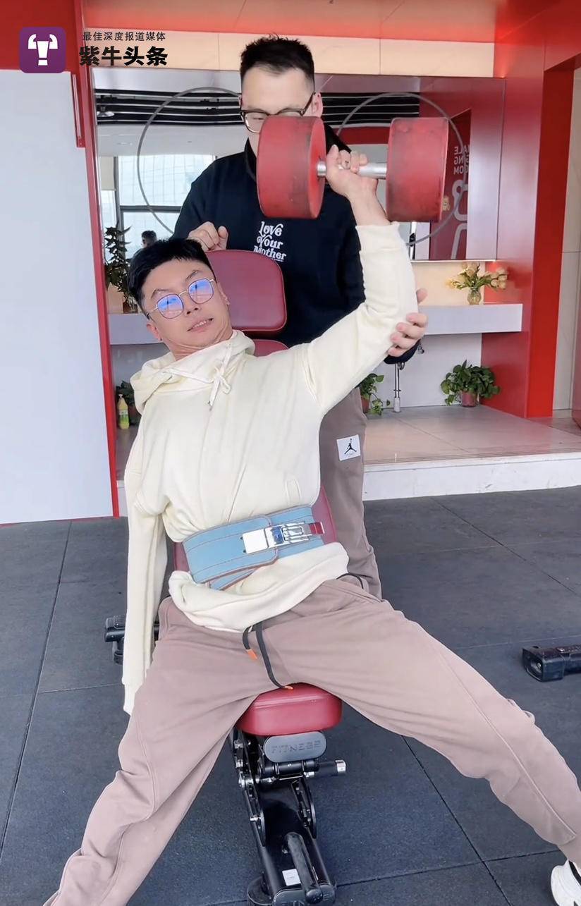 小伙因车祸失去右臂右腿6年未出门,健身增肌52斤重拾生活信心_大铭