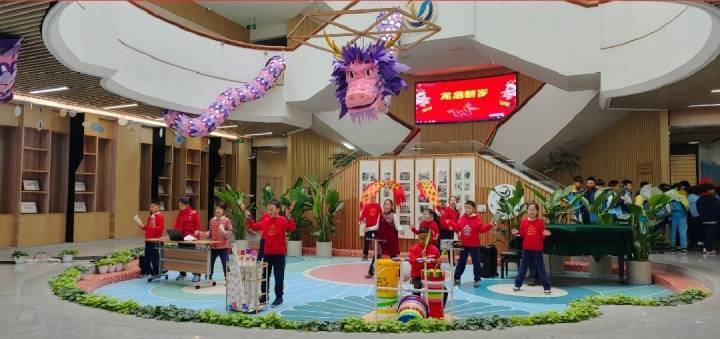 这条巨龙有个名字,叫"龙龘龘",由全校师生一起完成创意制作.