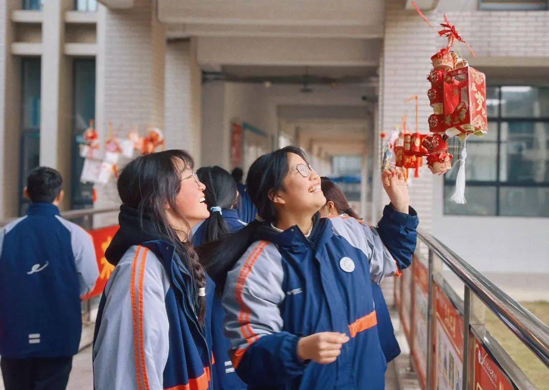 海盐县滨海中学全体师生迎来龙年开学,同学们争相在"鱼跃龙门"校园