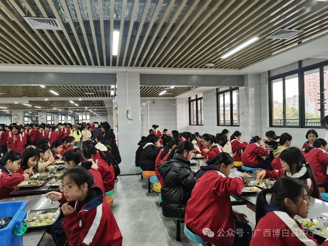 师生们喜气洋洋地来到食堂,喜笑颜开地享用了这顿特别有意义的午餐.