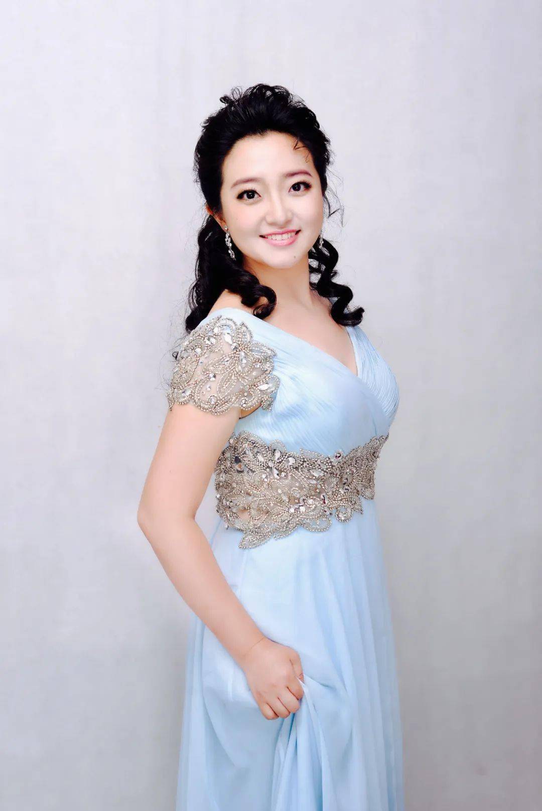 国家一级演员,中国音乐家协会会员,中央电视台"光荣绽放"新十大男高音