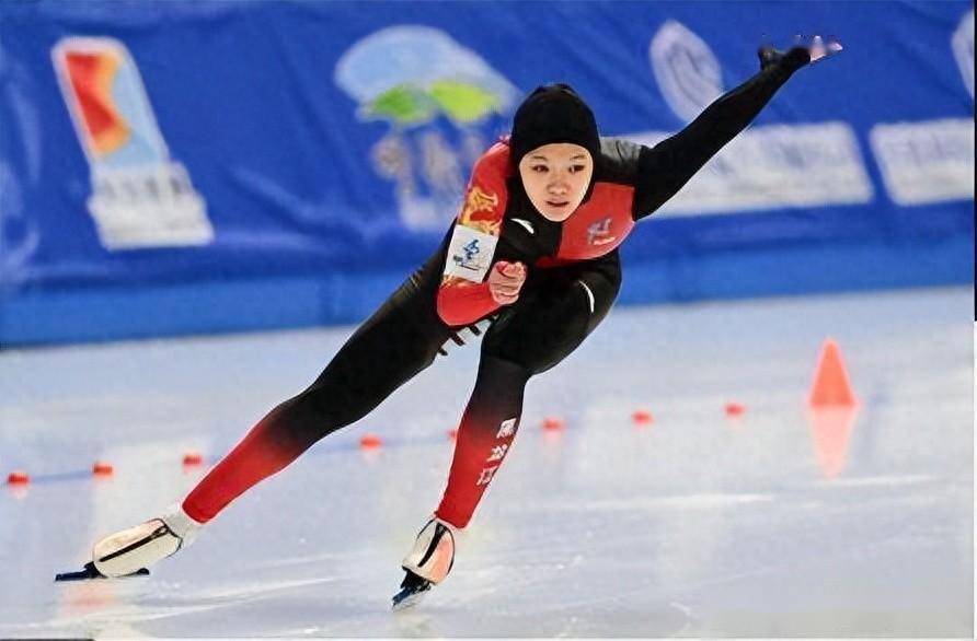 2月26日,第十四届全国冬季运动会速度滑冰青年组女子500米比赛在