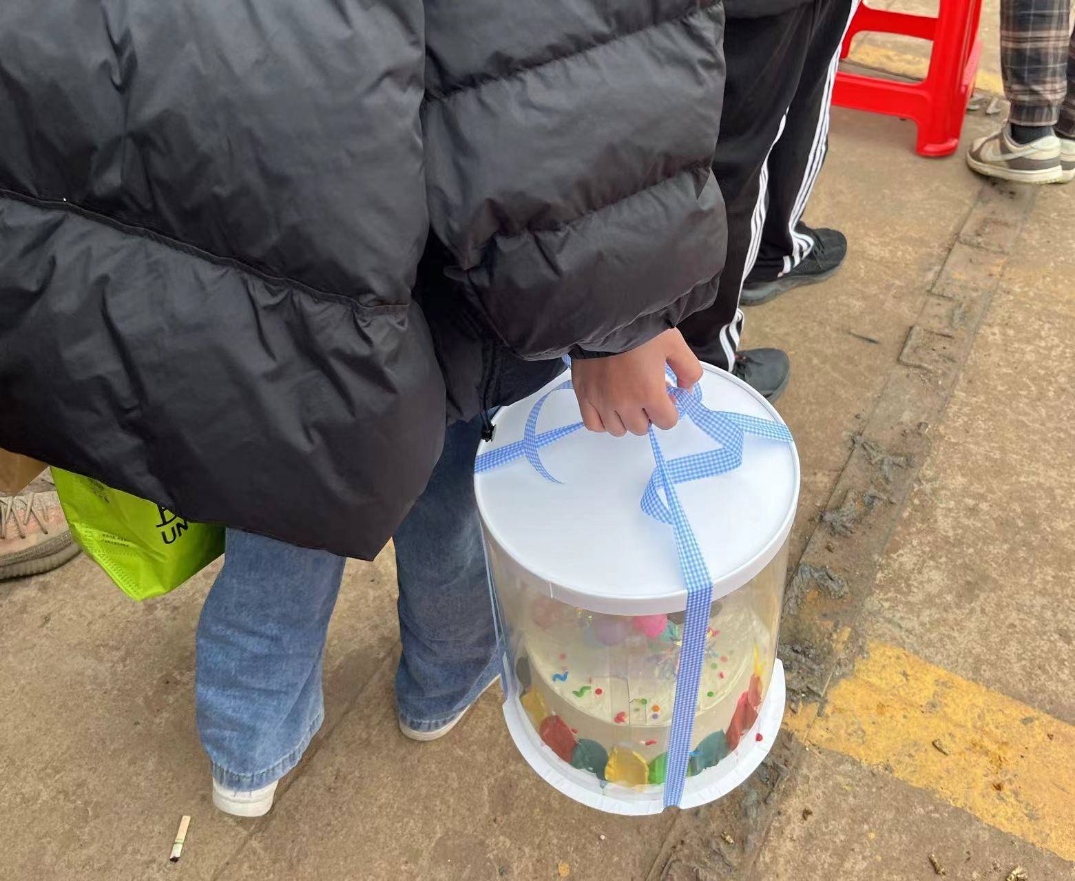 广州断桥后岛民生活:早班轮渡挤得像地铁,有孩子去