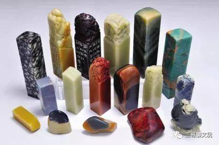 寿山石的品类有:寿山田黄冻石,桃花冻石,芙蓉冻石,荔枝冻石,牛角冻石