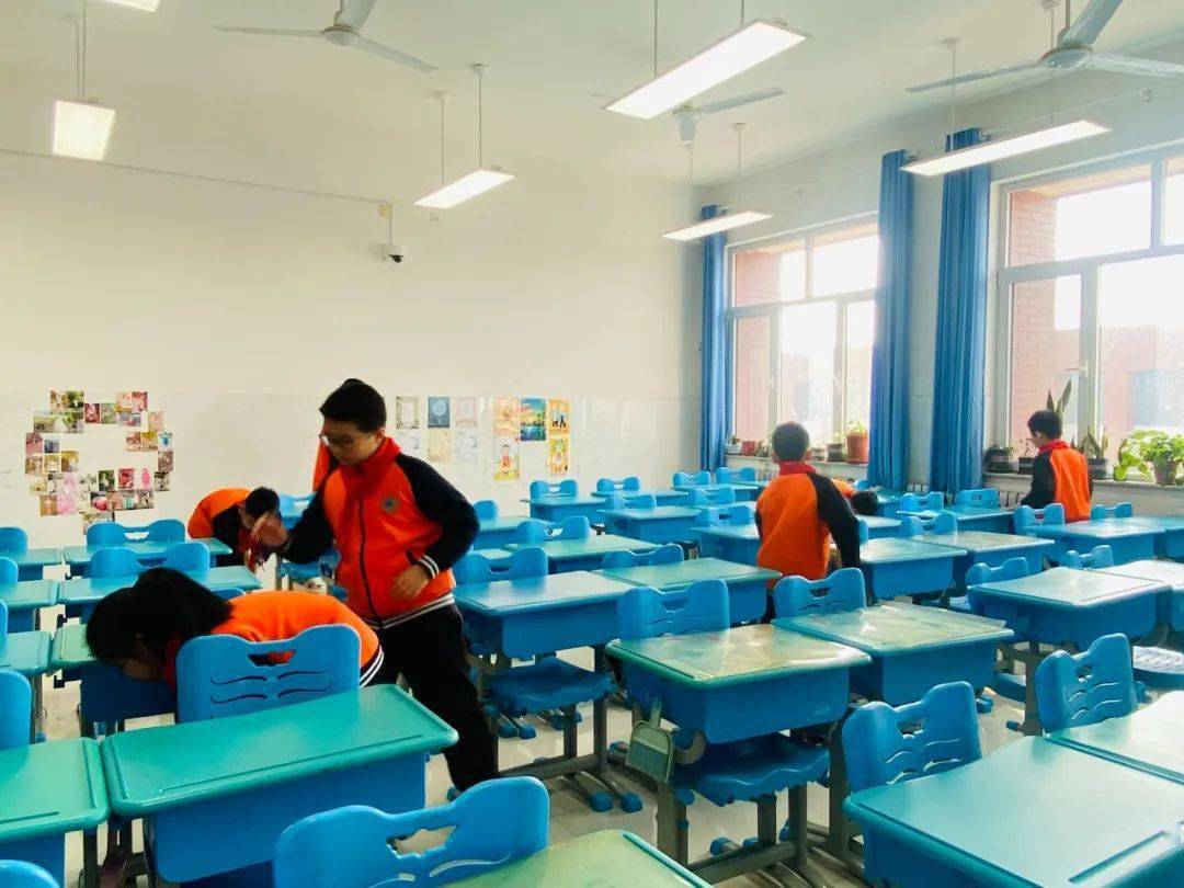 老师给学生们生动讲述了"开学第一课"以劳动实践教育为主题的淄江中学