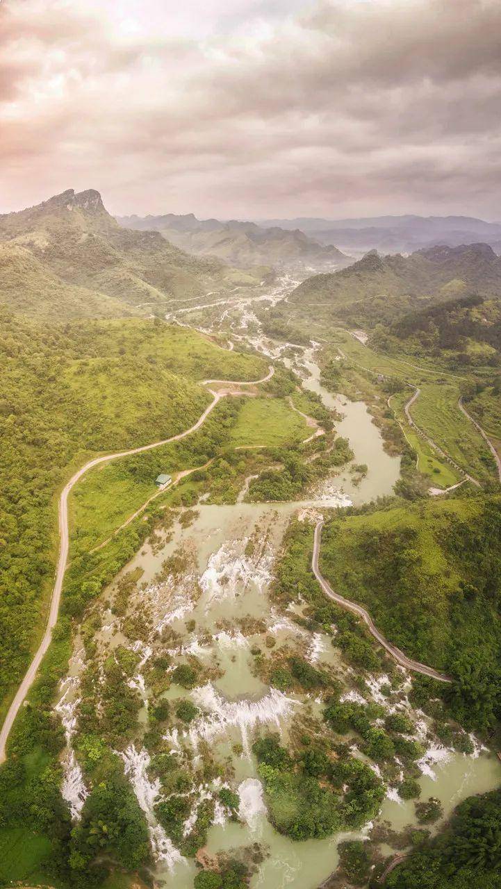 一脚跨两国随着竹筏跨一次越南你也可以坐一次"20元一圆出国梦"的竹筏