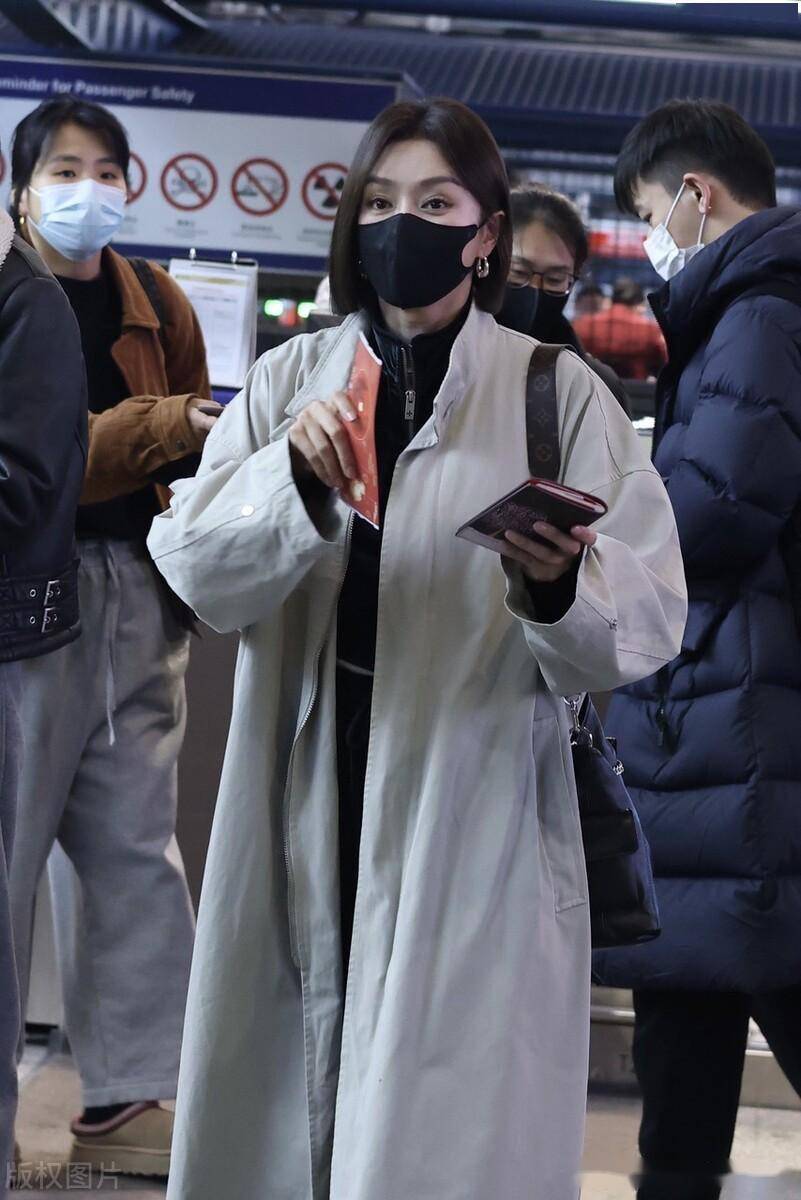 秦岚现身北京机场,身穿灰色系风衣优雅大方