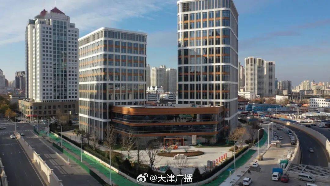 位于河北区的华为天津区域总部项目建设施工进展顺利,外立面幕墙安装