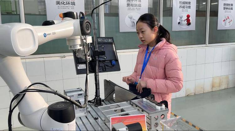 在山东师范大学附属小学李芃阅同学操控下,"听话"的机械臂不仅可以